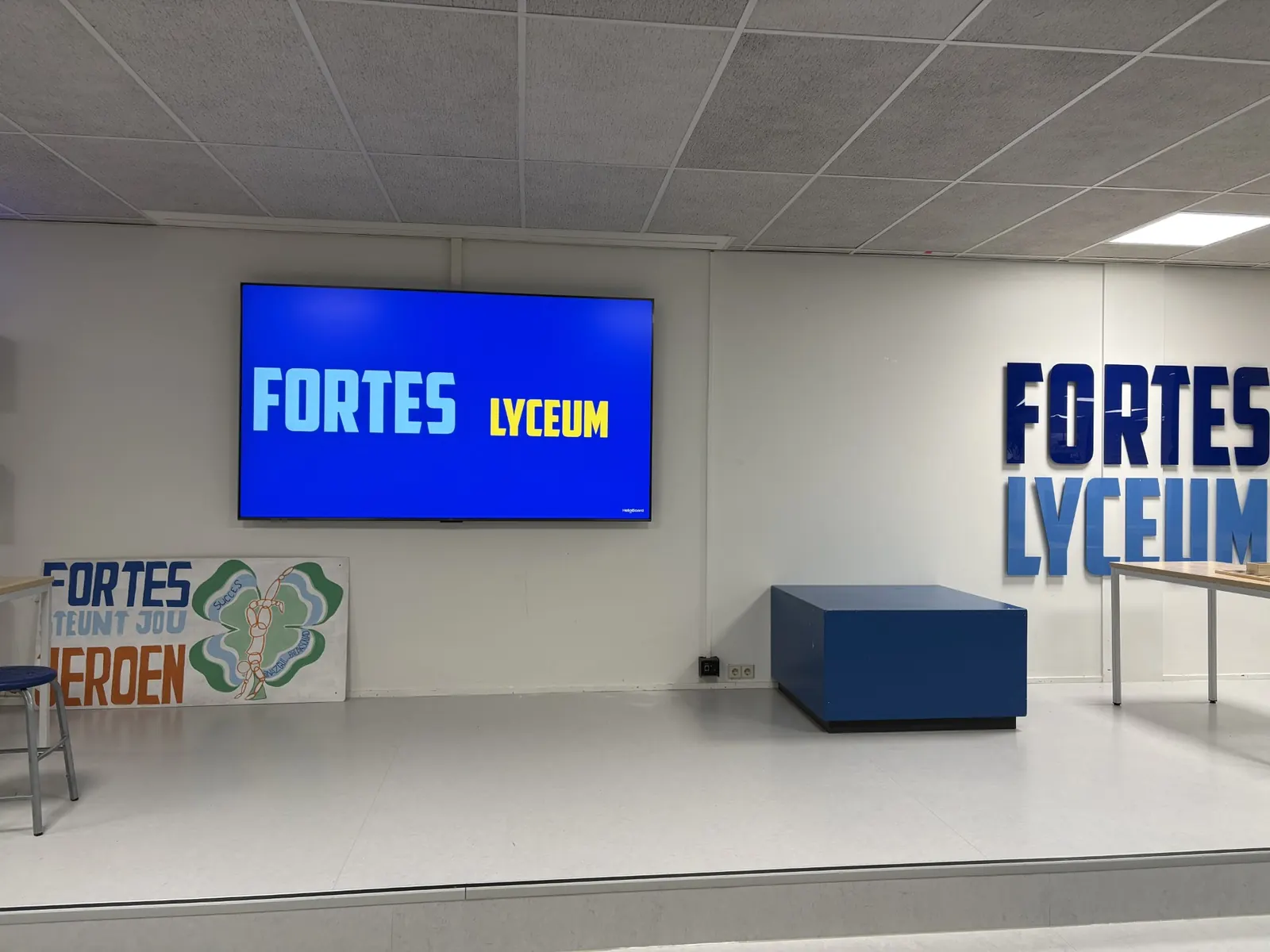 HelloBoard informatiescherm bij de entree van Fortes Lyceum