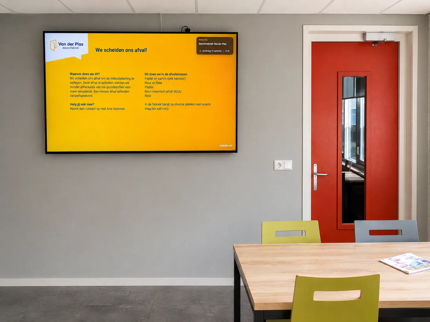 HelloBoard informatiescherm bij Deurenfabriek Van der Plas in Hardinxveld-Giessendam